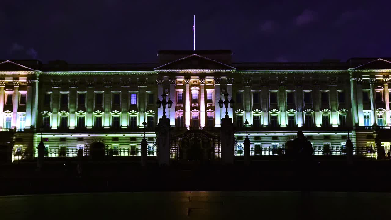 밤, 런던, 영국에서 버킹엄 궁전의 timelapse