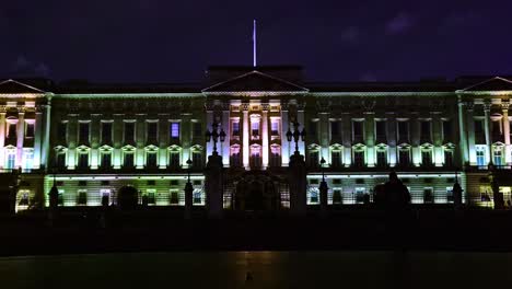 Timelapse-Del-Palacio-De-Buckingham-En-La-Noche,-Londres,-Reino-Unido