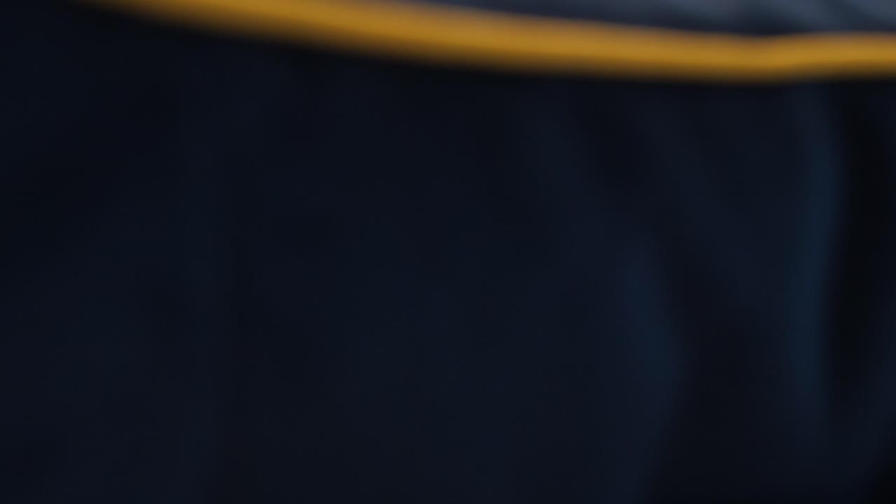 close up revela una toma de la mano femenina frotando a través del material del sofá suave