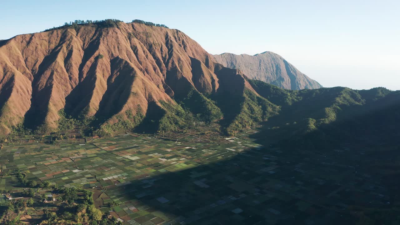 Paisagem Mágica de Lombok com Montanhas Vulcânicas e Campos de Arroz Exuberantes, Vista Aérea