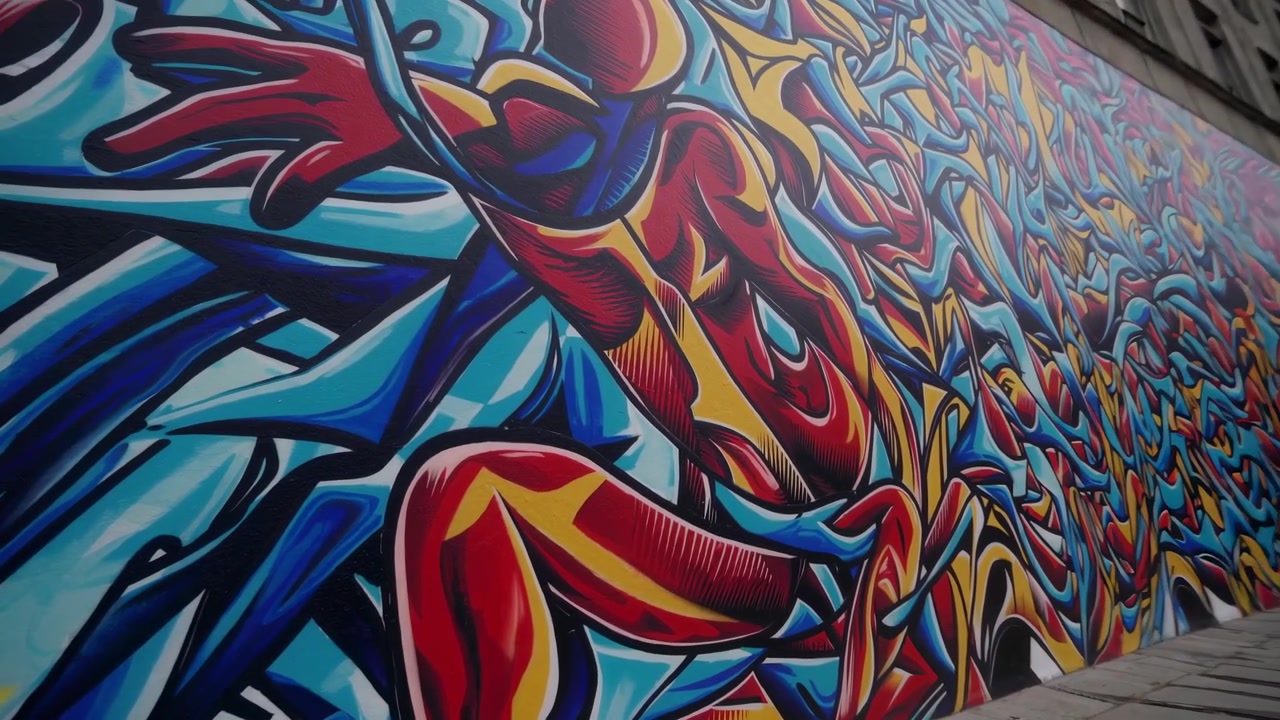 Ripresa panoramica dinamica di un vivace murale di graffiti urbani