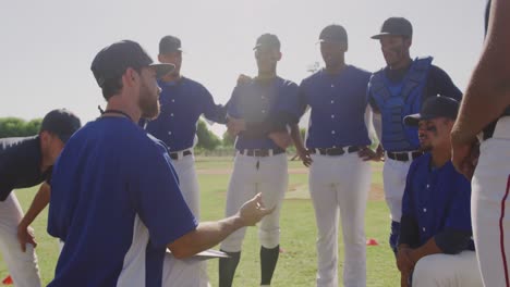 Jugadores-De-Béisbol-Preparando-El-Partido