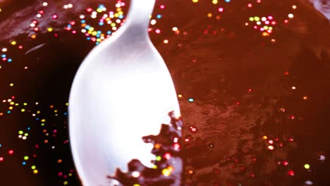 cuchara de chocolate con salpicaduras de colores