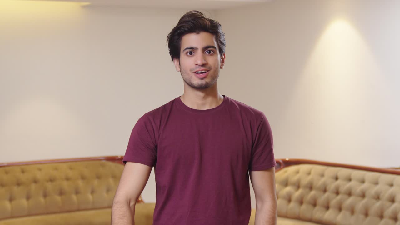 hombre indio feliz mostrando un gesto de mano bien