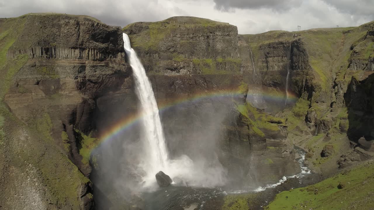catarata islandesa con arco iris