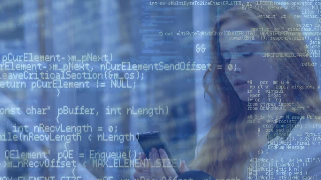 Animazione dell'elaborazione dati su donna caucasica che usa lo smartphone