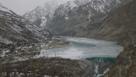 Vista-Aérea-Cinematográfica-Del-Lago-Khalti-Congelado-En-El-Valle-De-Gupis-yasin