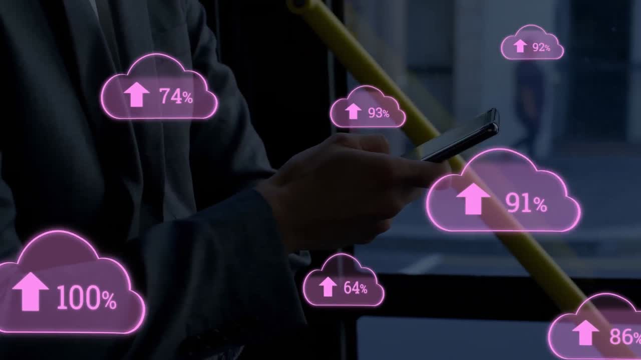 animación digital de una serie de nubes digitales cargando con un fondo de un hombre sosteniendo un móvil