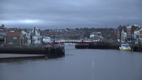 puente giratorio de whitby, páramos de york del norte, tiro estático, sol de la mañana costa del patrimonio de yorkshire del norte, yates y abadía bmpcc 4k prores 422 clip 19