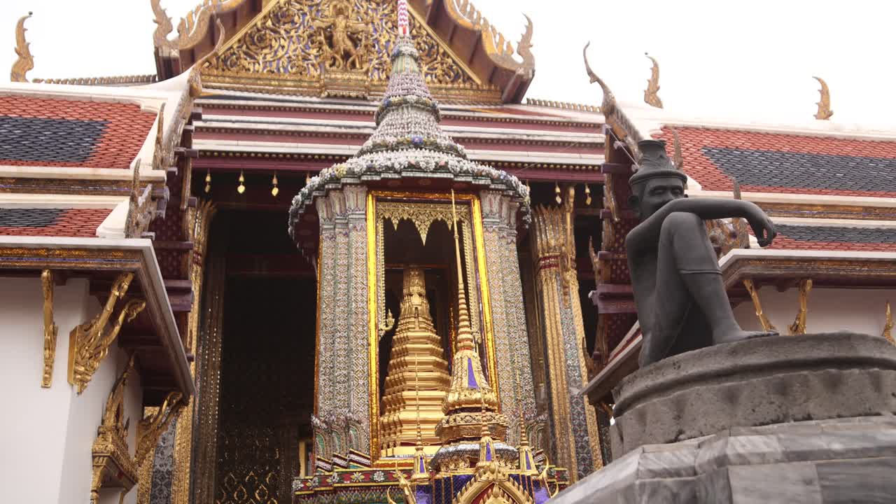 templos budistas exóticos en el buda esmeralda en el casco antiguo de rattanakosin de bangkok, tailandia