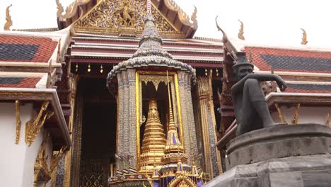 Exóticos-Templos-Budistas-En-El-Buda-Esmeralda-En-El-Casco-Antiguo-De-Rattanakosin-De-Bangkok,-Tailandia