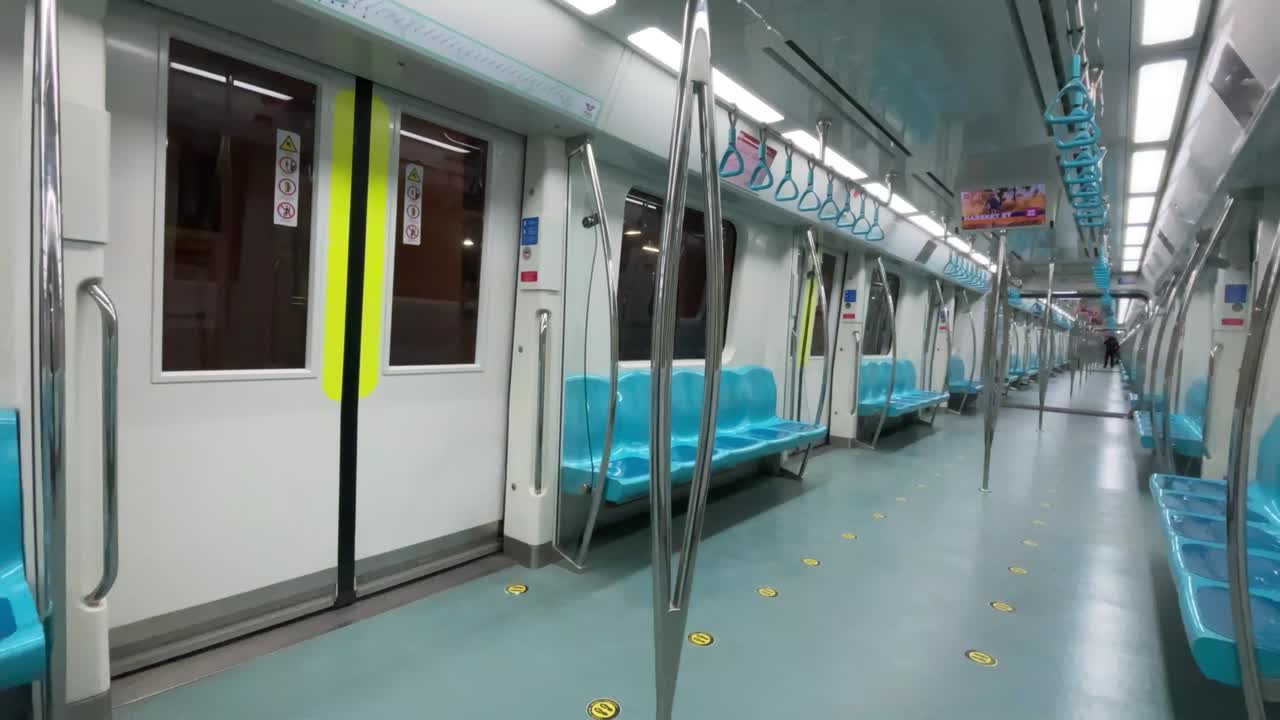 이스탄불의 가장 길고 현대적인 교통망인 마르마레이에서 여행합니다.