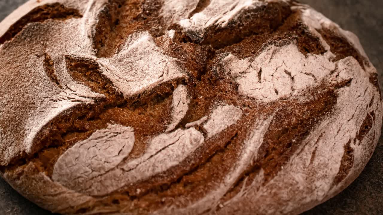Il pane naturale appena sfornato è sul tavolo della cucina.