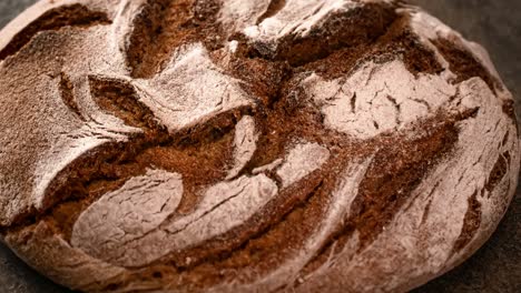 el pan natural recién horneado está en la mesa de la cocina.