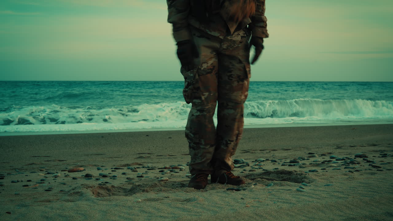 Soldato dell'esercito americano che si addestra sulla spiaggia vicino all'oceano