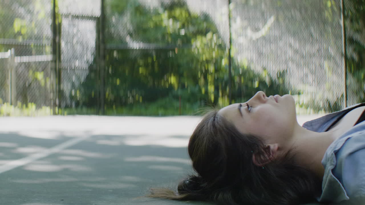 하늘을 바라보는 소녀의 측면 프로필을 닫습니다.