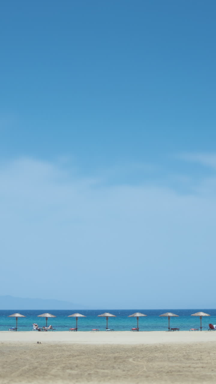 그리스 나크소스 섬 의 마라가스 해변 에서 수직 으로 선 러리