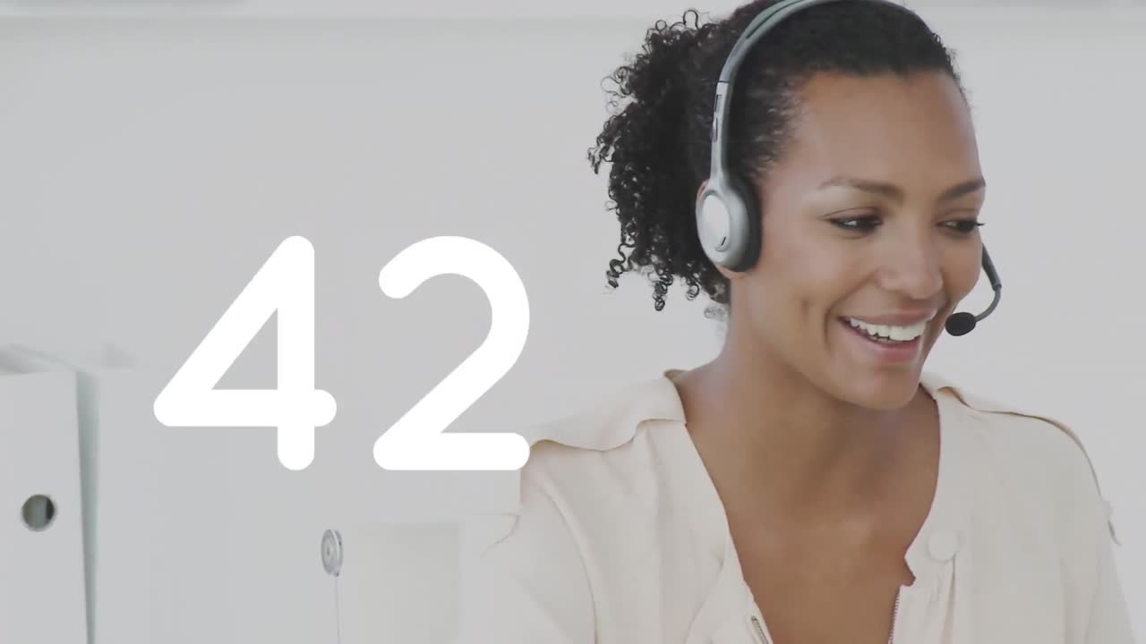 cambiando números contra una ejecutiva de atención al cliente hablando por auriculares en la oficina