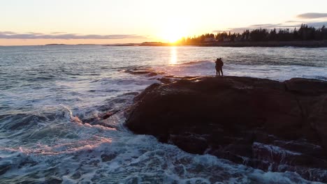 Pareja-Besándose-En-La-Orilla-Mientras-Ve-La-Puesta-De-Sol