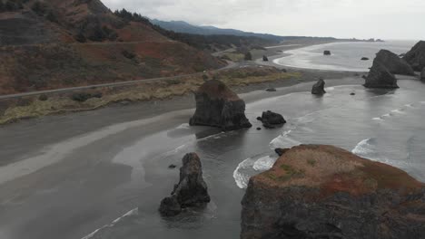 antena que muestra suaves olas lamiendo la playa en oregon