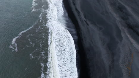 Schwarzer-Strand-Von-Dyrholaey-In-Der-Nähe-Von-Vik-In-Island---Drohnenaufnahme-Aus-Der-Luft