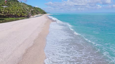 Increíble-Belleza-De-La-Playa-De-Arena-De-Los-Patos-Sin-Gente-Y-Con-El-Océano-Azul-Caribeño-Al-Fondo,-República-Dominicana