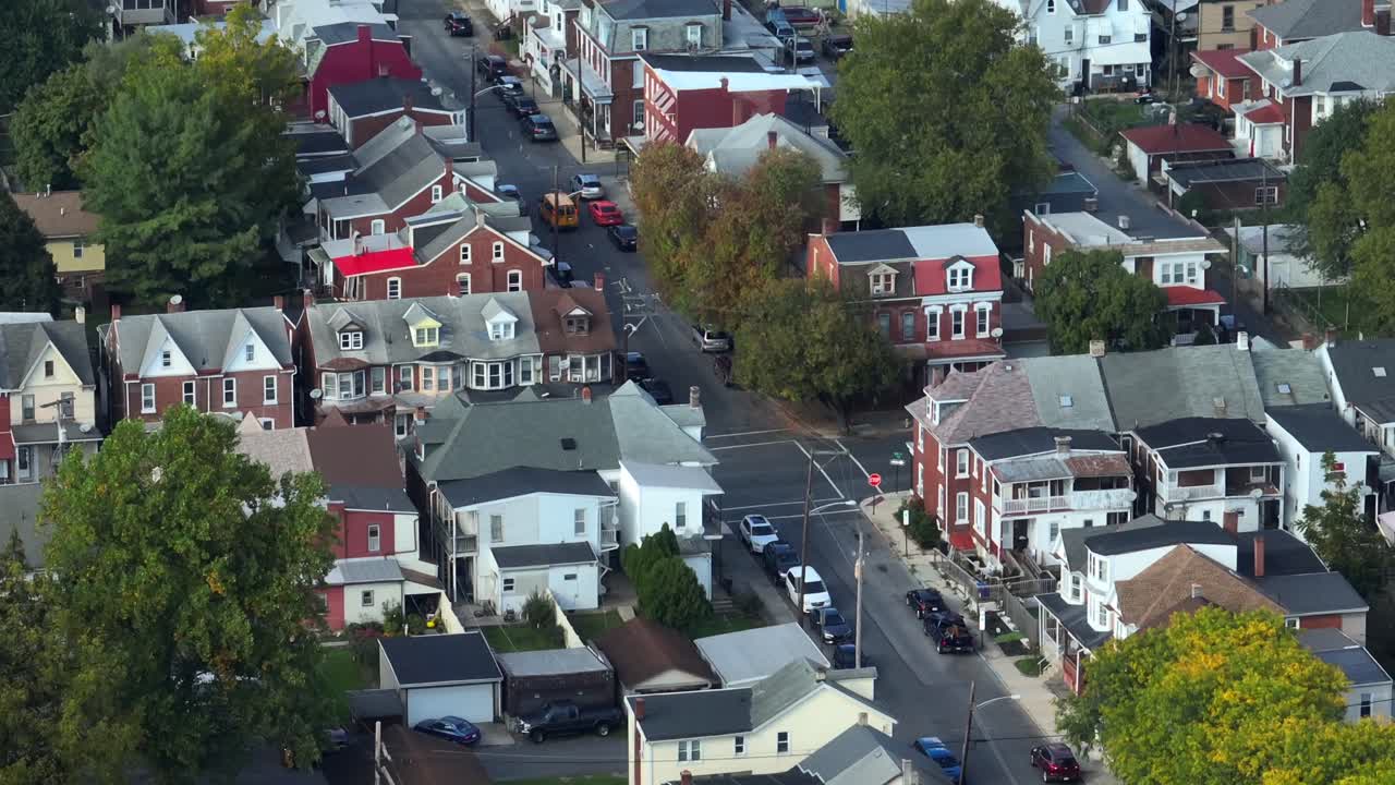 Vista aerea di un'area residenziale densamente popolata con architettura mista e alberi autunnali