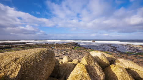 Zeitraffer-Der-Zerklüfteten-Felsküste-An-Einem-Sonnigen,-Bewölkten-Tag-Mit-Meeresflut-In-Easkey-In-Der-Grafschaft-Sligo-Am-Wild-Atlantic-Way-In-Irland