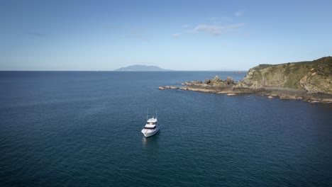 Yate-Blanco-En-La-Bahía-De-Omaha-Bajo-La-Luz-Del-Sol