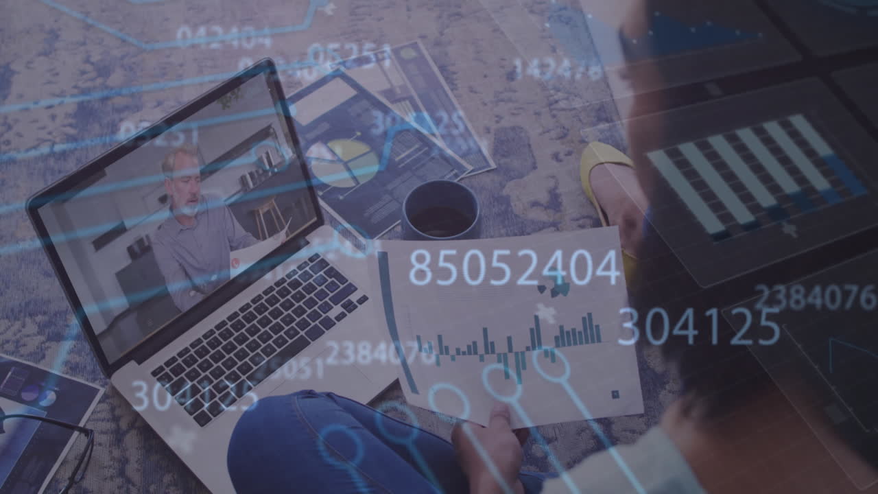 animación de números y gráficos, vista aérea de diversos compañeros de trabajo discutiendo informes en video llamada