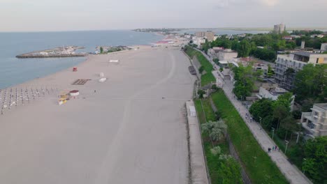 Vista-De-Drones-De-La-Playa-Y-El-Océano-Con-Olas