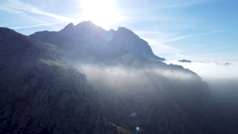 Berggipfel-In-Den-Wolken-Mit-Der-Sonne