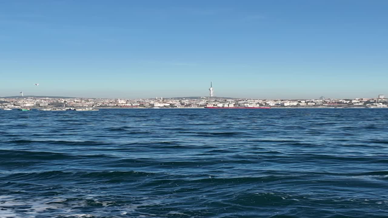 바다에서 볼 수 있는 이스탄불 도시 풍경