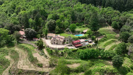 finca típica del campo catalán rodeada de bosque, vista aérea de drones