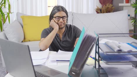 el hombre de negocios estresado no quiere trabajar en casa, es perezoso.