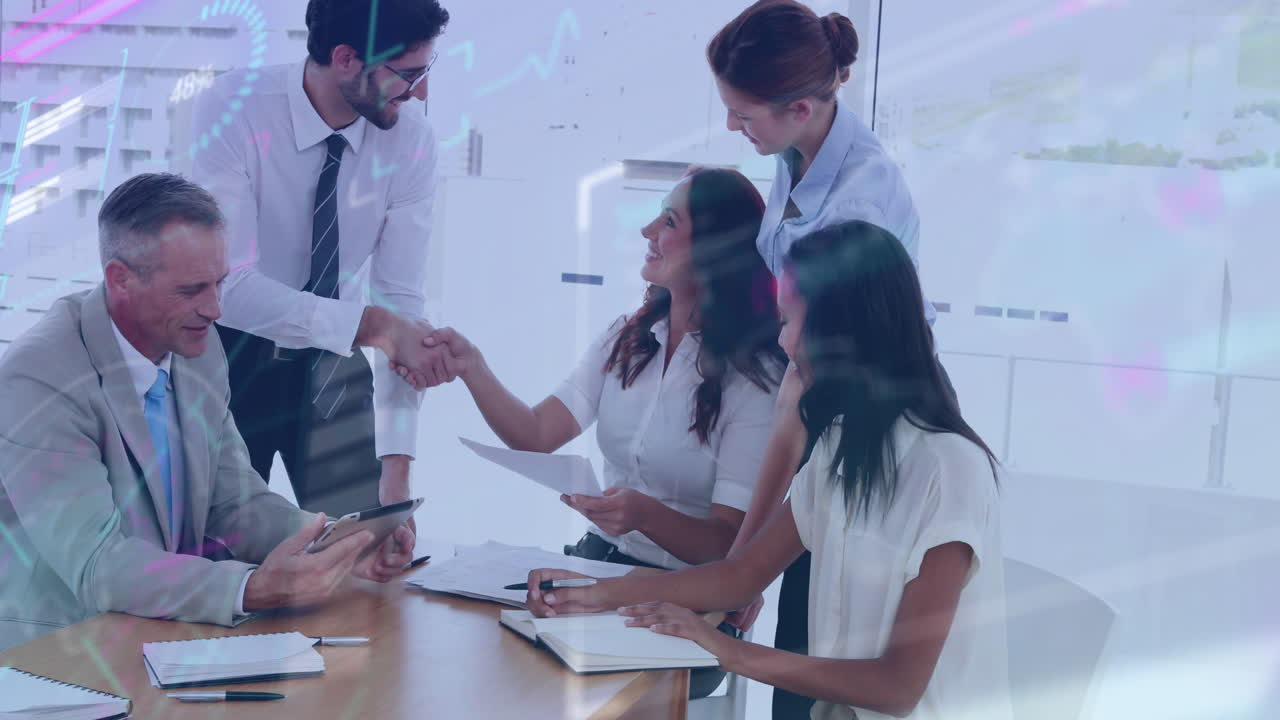 animación del procesamiento de datos sobre diversos empresarios que discuten juntos en la oficina.