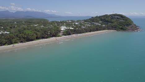 Vista-Panorámica-Sobre-La-Playa-De-Cuatro-Millas-En-Port-Douglas,-Australia---Disparo-De-Drones