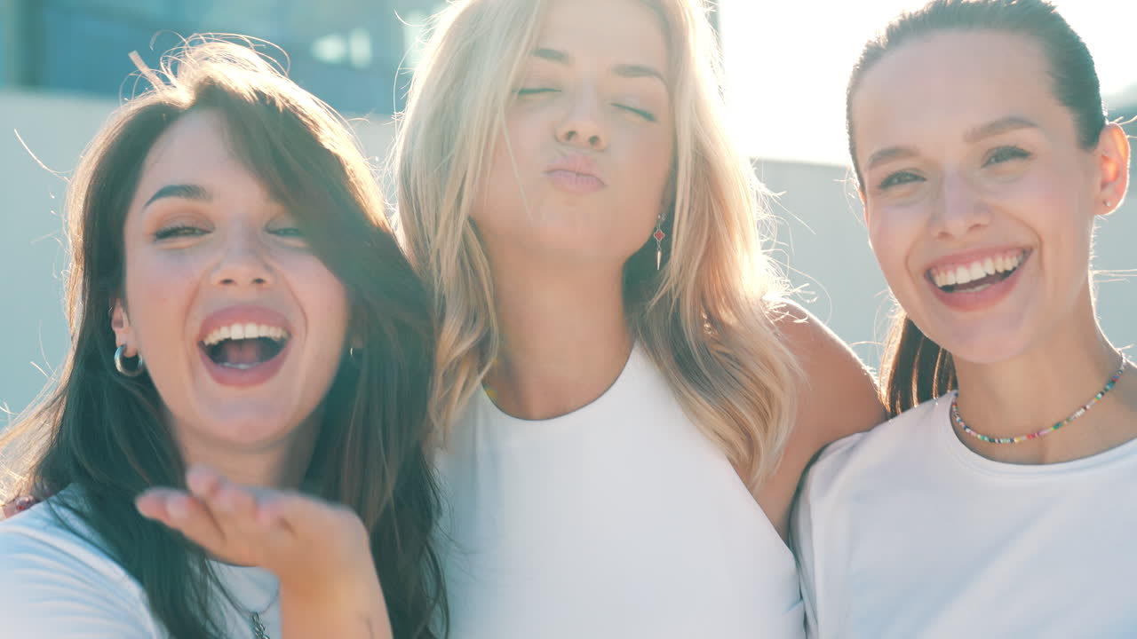 밖에서 웃는 세 명의 행복한 여성