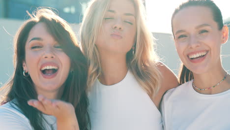 tres mujeres felices riendo al aire libre