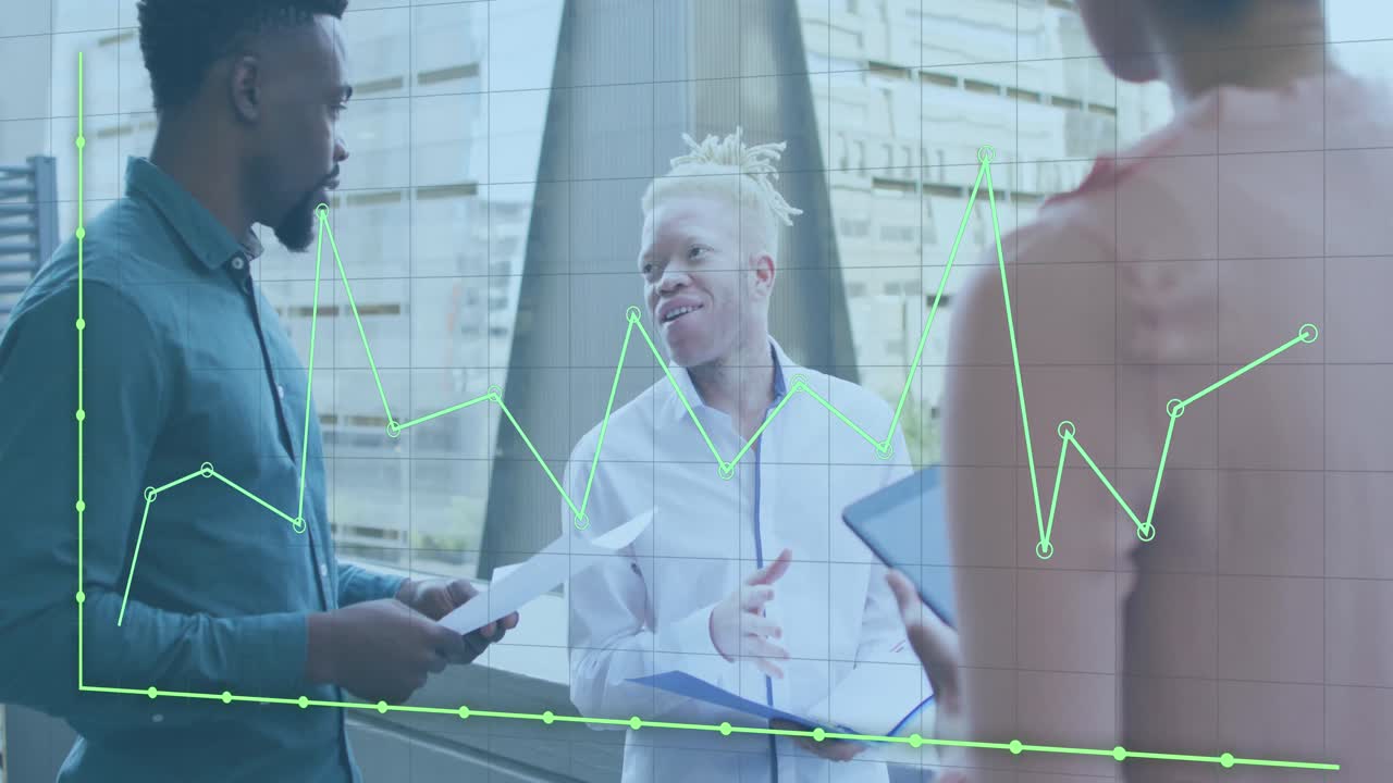 animação do processamento de dados sobre diversas pessoas de negócios no escritório