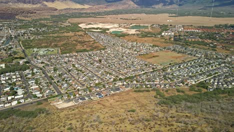 Vista-Aérea-Del-Barrio-Hawaiano-Con-Cielo-Azul-Y-Nubes-Inclinadas-Hacia-Arriba