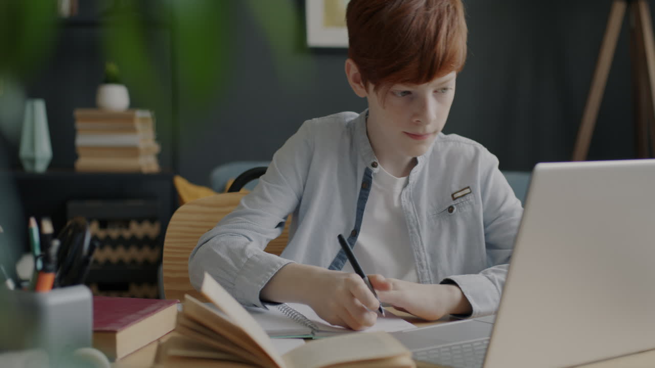 niño adolescente estudiando en casa