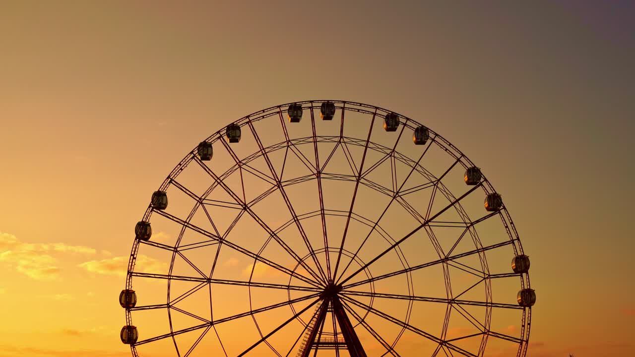 la rueda de la ferris contra un cielo al atardecer.