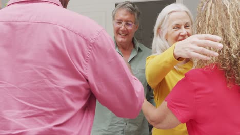 animación de una feliz pareja de ancianos caucásicos dando la bienvenida a sus amigos