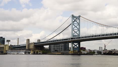 Benjamin-Franklin-Bridge-An-Einem-Bewölkten,-Warmen-Tag-über-Dem-Delaware-River