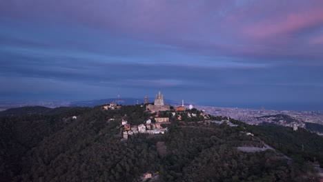 Templo-Expiatorio-Del-Sagrat-Cor-O-Iglesia-Expiatoria-Del-Sagrado-Corazón-De-Jesús-En-La-Cumbre-Del-Monte-Tibidabo-En-Barcelona-Al-Atardecer,-España