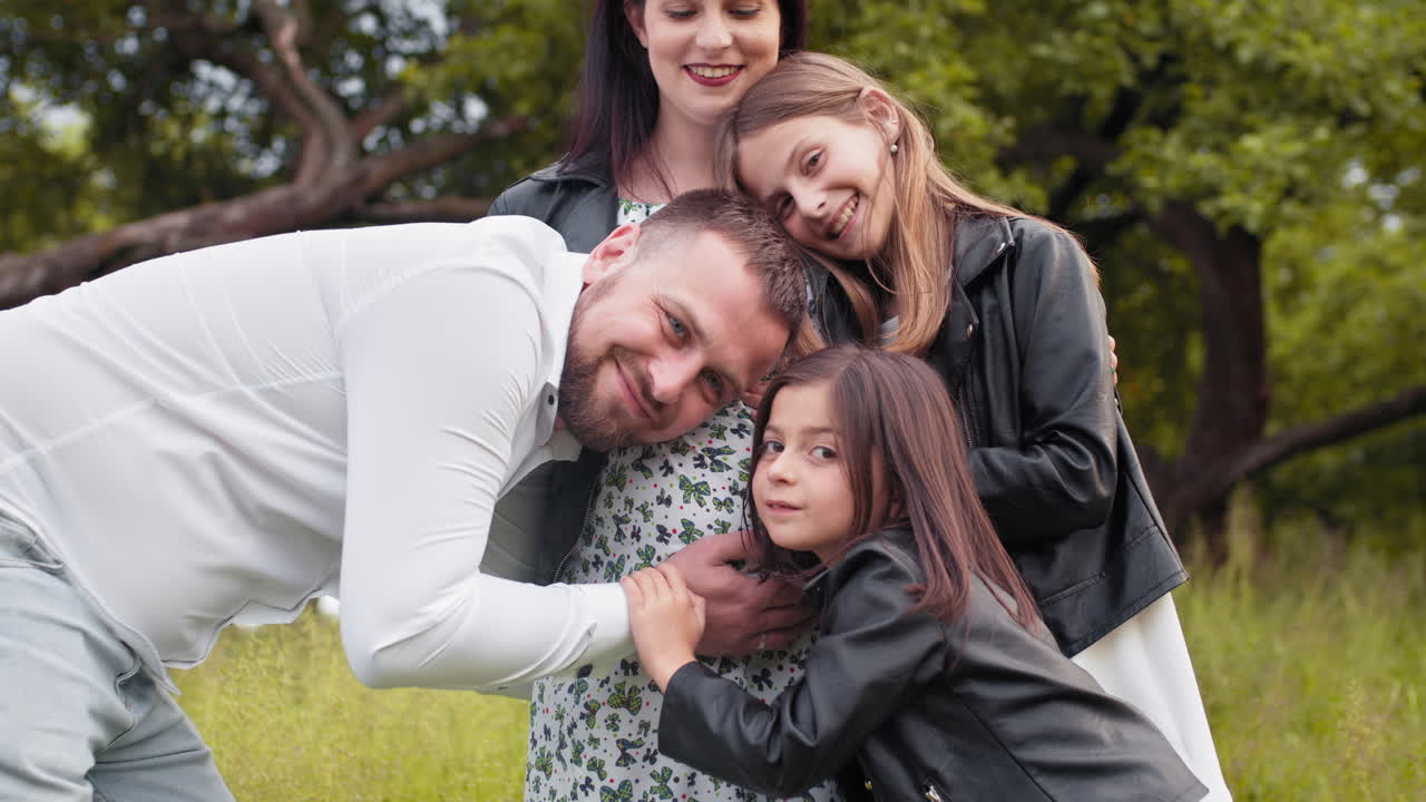 familia con una madre embarazada