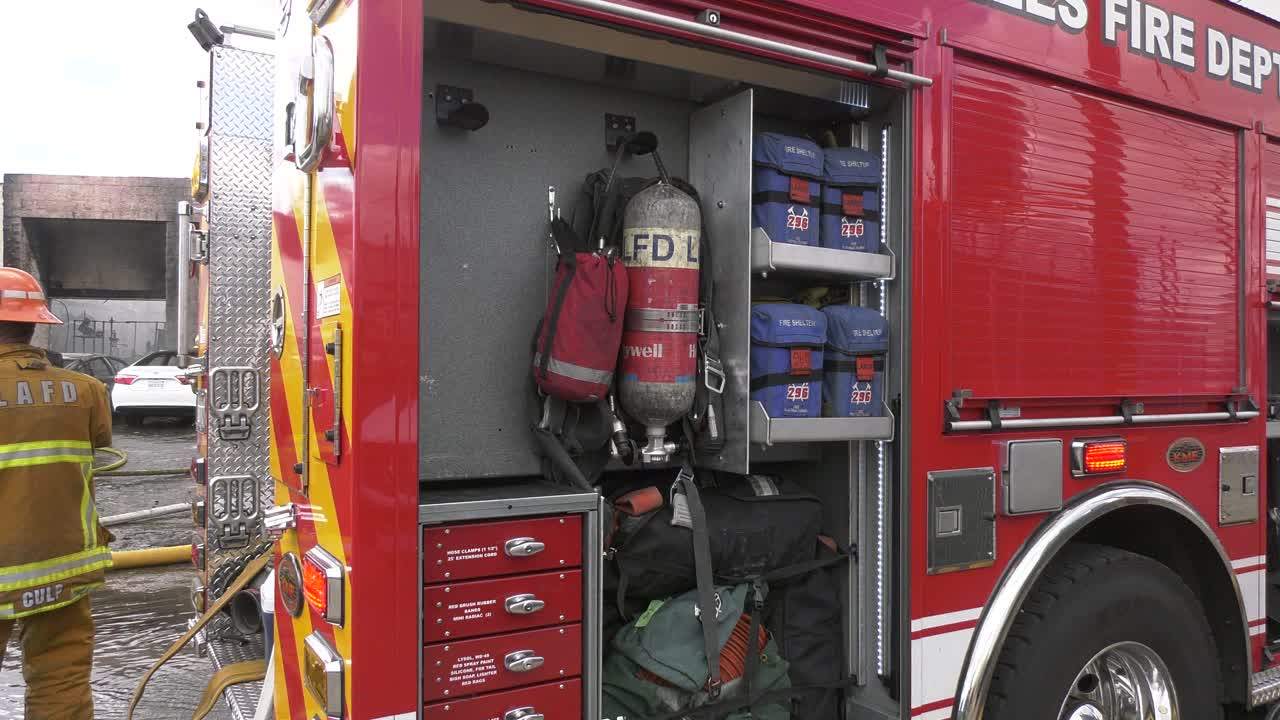 los bomberos usan equipo del motor