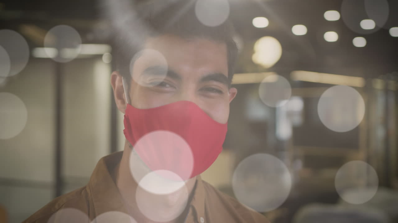 얼굴 마스크를 착용 한 두 인종 남성 위에 빛의 반점이 애니메이션