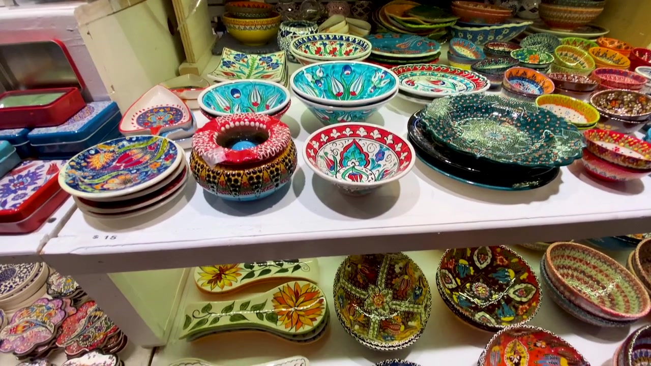 Ceramiche artigianali colorate in esposizione